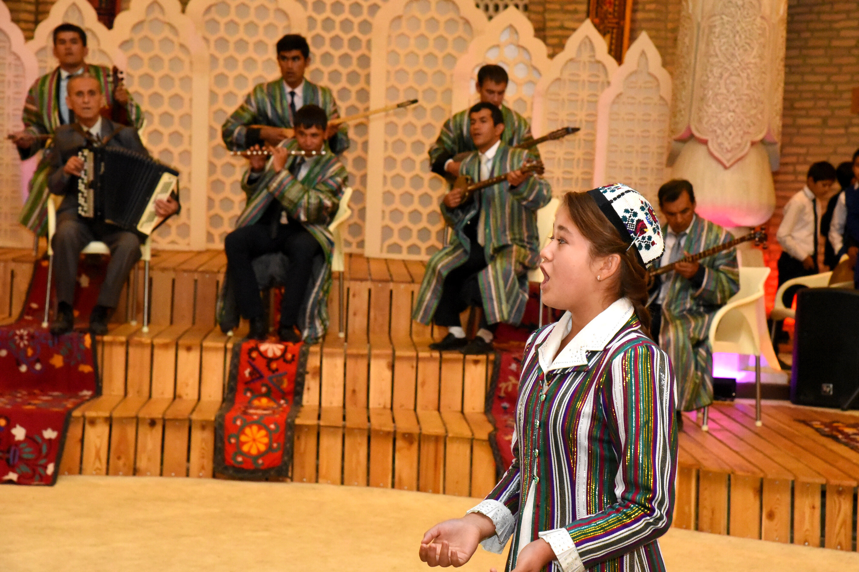 В Узбекистане рабочий день предлагается начинать с песнями мақомов